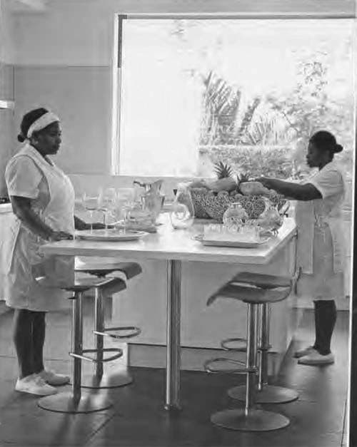 Figure 5 Preparing fruit juices in the kitchen (Preparando unos zumos de frutas en la cocina). Andrea Savini, 2011. Hello Media.