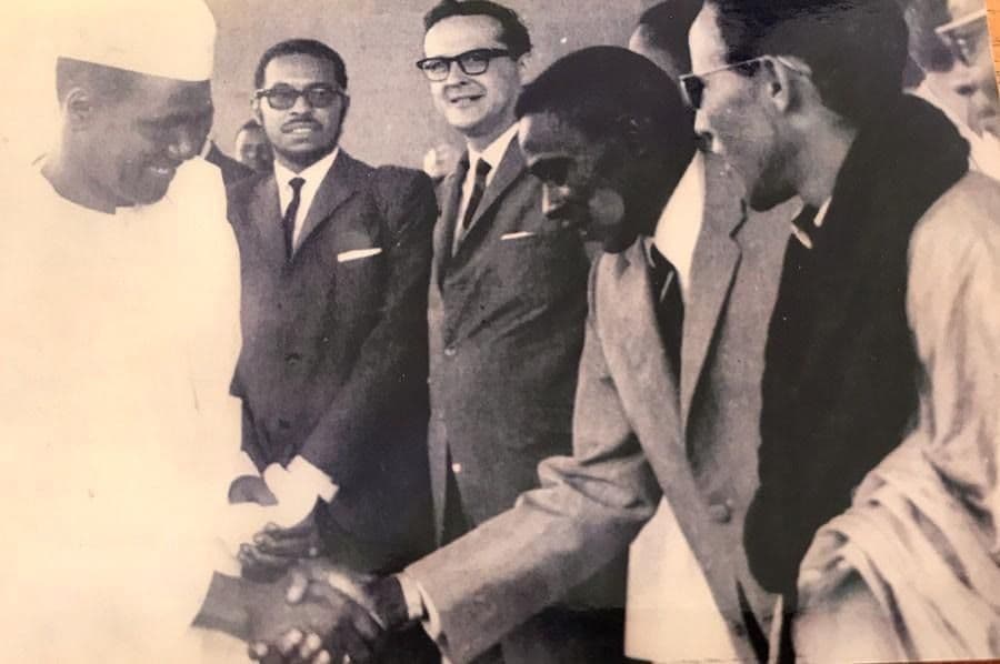 Figure 6. Victor Dreke greets Sekou Tour,e, president of Guinea.